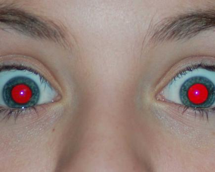 ¿ por qué pueden salir los ojos rojos en las fotografías con flash?