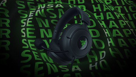 Detalle de los auriculares Razer Kraken V4 X con el micrófono desplegado sobre un fondo verde con el texto Sensa HD Haptics