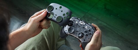 Manos cambiando la placa frontal magnética del Razer Wolverine V4 Pro