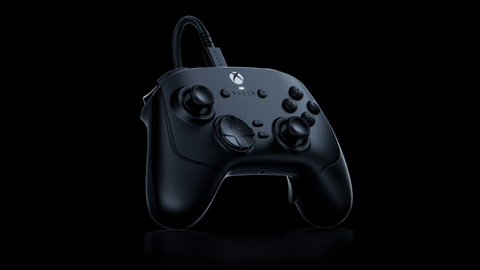 Mando Razer Wolverine V4 Tournament Edition con cable sobre fondo negro