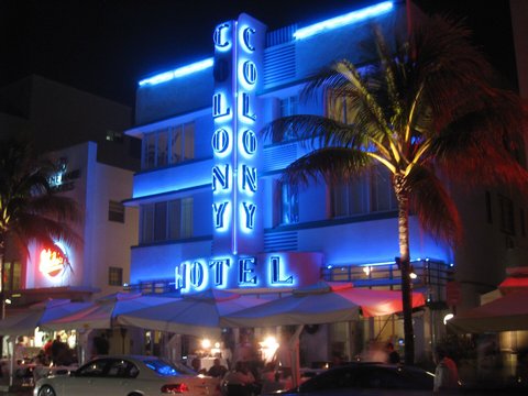 Hotel art déco iluminado con neón azul en Miami Beach