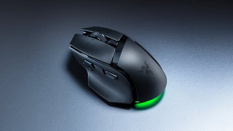 Razer Basilisk V4 HyperSpeed negro visto en diagonal
