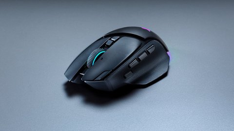 Lateral izquierdo del Razer Basilisk V4 Pro con los botones laterales y el reposapulgar