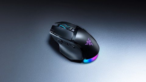 Razer Basilisk V4 Pro negro con la iluminación Chroma RGB encendida en la base