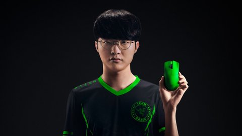El jugador Faker sostiene el ratón Razer Viper V4 Pro en color verde esports