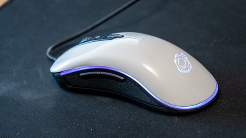 ozone neon m50 un llamativo ratón gaming de color blanco nacarado y con rendimiento excelente