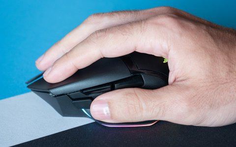 razer basilisk v3 pro 35k mano lateral