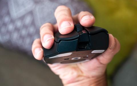razer naga v2 pro ergonomia