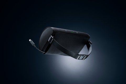 Vista trasera del Razer Clio X con el cable USB-C integrado y la correa de nailon