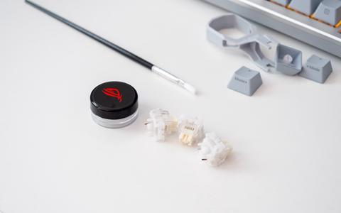 asus rog azoth detalle lubricacion