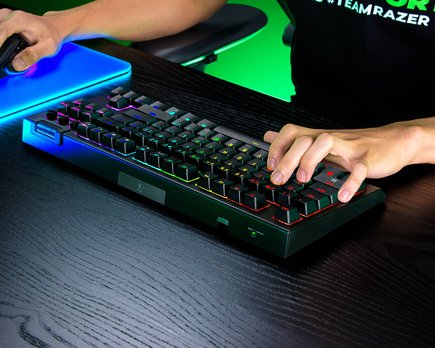 razer presenta el black widow v4 tenkeyless hyper speed