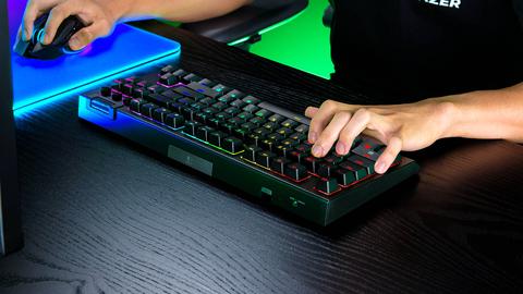 razer presenta el black widow v4 tenkeyless hyper speed