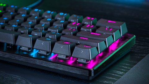 Primer plano de las teclas del Razer Huntsman V3 Pro Mini 8KHz con las flechas serigrafiadas en los modificadores