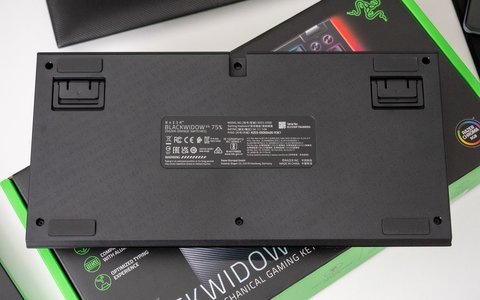 razer blackwidow v4 75 trasera