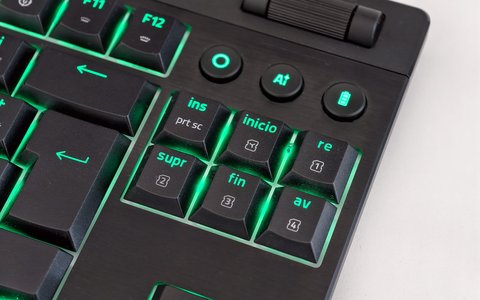 razer blackwidow v4 low profile tenkeyless hyperspeed detalle multifuncion