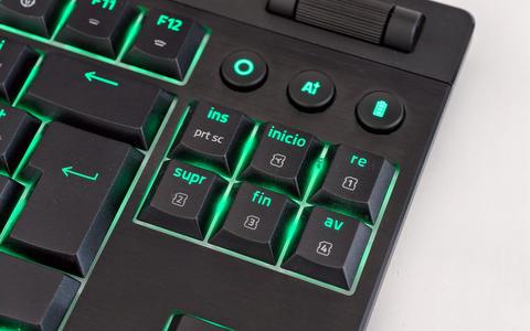 razer blackwidow v4 low profile tenkeyless hyperspeed detalle multifuncion