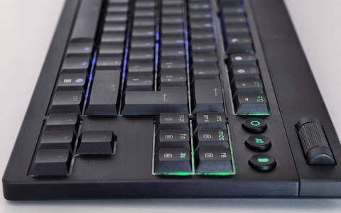 razer blackwidow v4 low profile tenkeyless hyperspeed perfil cerca