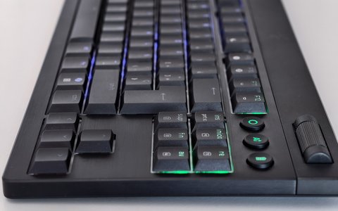 razer blackwidow v4 low profile tenkeyless hyperspeed perfil cerca