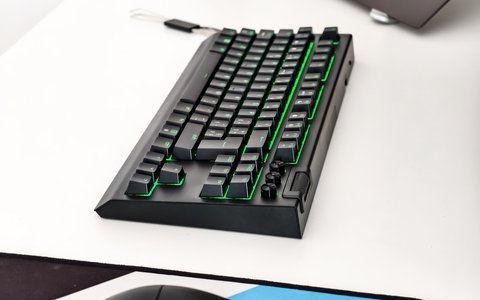 razer blackwidow v4 tenkeyless hyperspeed detalle