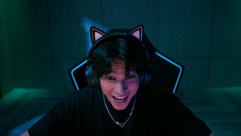 La webcam Razer Kiyo V2 Pro colocada sobre un monitor en un escritorio gaming iluminado