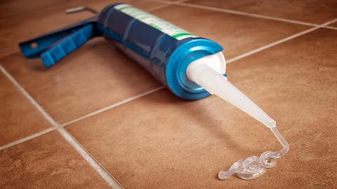 los 4 mejores trucos para quitar silicona de la ropa sin estropearla en 2023