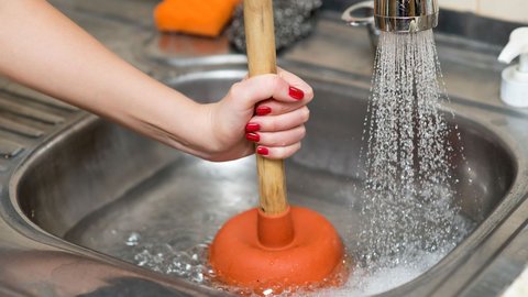 los 3 métodos infalibles para desatascar el lavabo en 2023