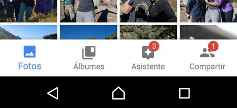 Barra inferior de la aplicación Google Fotos en 2018 con las pestañas Fotos, Álbumes, Asistente y Compartir