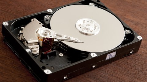 los envíos de discos duros caen un tercio año tras año