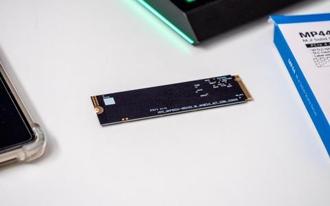 ssd m2 nvme teamgroup mp44 trasera
