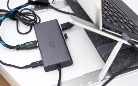 ugreen revodok pro 10 en 1 con 8k 30hz conectado