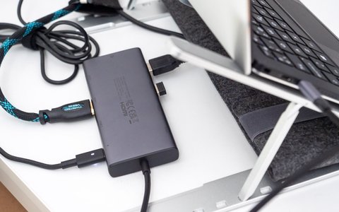 ugreen revodok pro 10 en 1 con 8k 30hz conectado