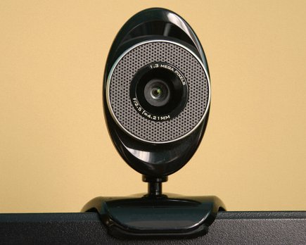 juegos piratas malware roban datos y secuestran webcams fotografiar usuarios