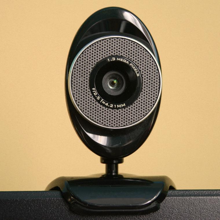 juegos piratas malware roban datos y secuestran webcams fotografiar usuarios