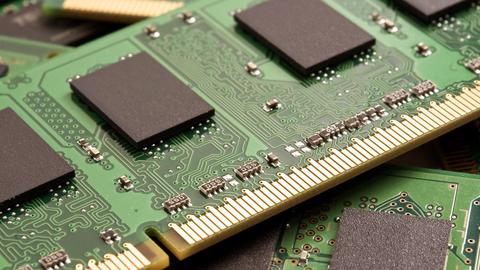 se espera que los precios de las d r a m bajen en los próximos meses debido al exceso de oferta