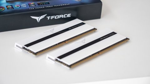 probamos las memorias team group t force xtreem a r g b white d d r4 4000