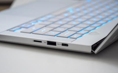 asus rog zephyrus g14 2024 lateral derecho