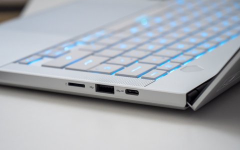 asus rog zephyrus g14 2024 lateral derecho