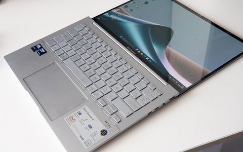 asus zenbook 14 oled ux3405 abre 180 grados