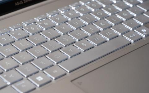 asus zenbook 14 oled ux3405 detalle teclado