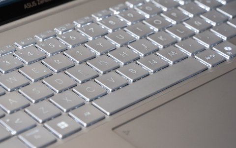 asus zenbook 14 oled ux3405 detalle teclado