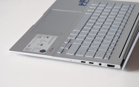 asus zenbook 14 oled ux3405 lateral derecho