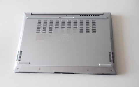 asus zenbook 14 oled ux3405 parte inferior