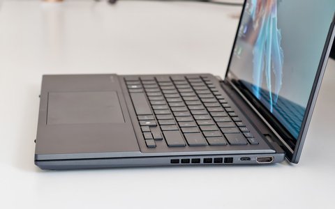 asus zenbook duo 2025 lateral derecho