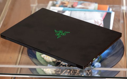 razer blade 14 manchas dedos