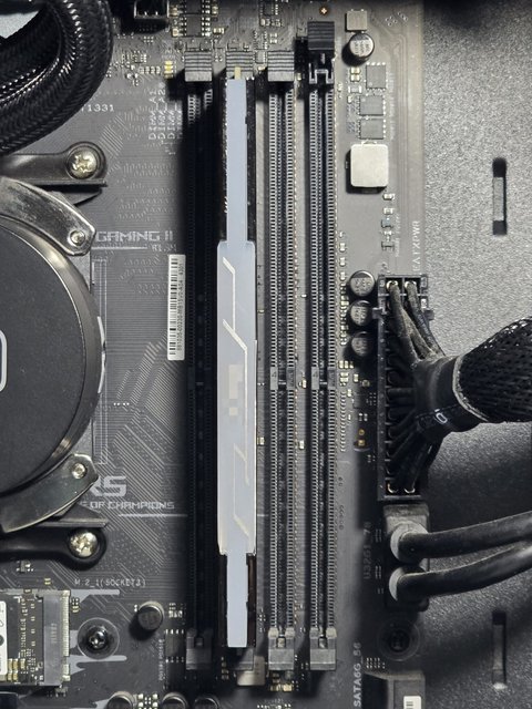 Placa base moderna con sus ranuras de memoria