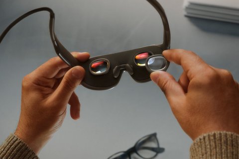 Manos colocando las lentes graduadas en las Meta VR Glasses