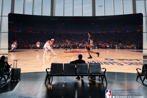 Pantalla virtual gigante con un partido de baloncesto en una terminal de aeropuerto