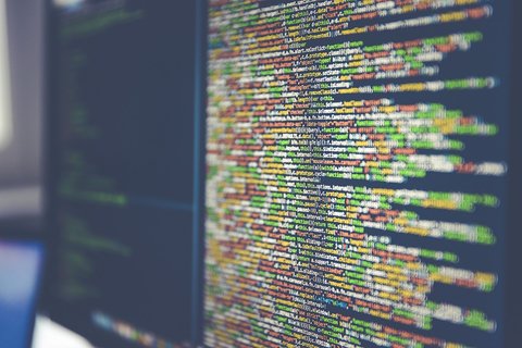 Código de programación en la pantalla de un ordenador