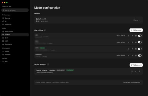 Pantalla de configuración de modelos de PI-Desktop con la lista de proveedores de IA y una cuenta de OpenAI conectada