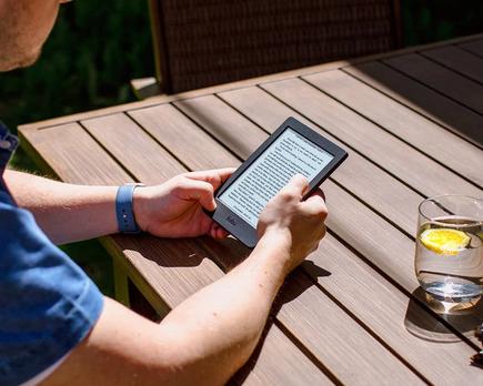 kobo nia el lector de kobo para luchar contra el kindle básico, pero que se queda entre dos aguas